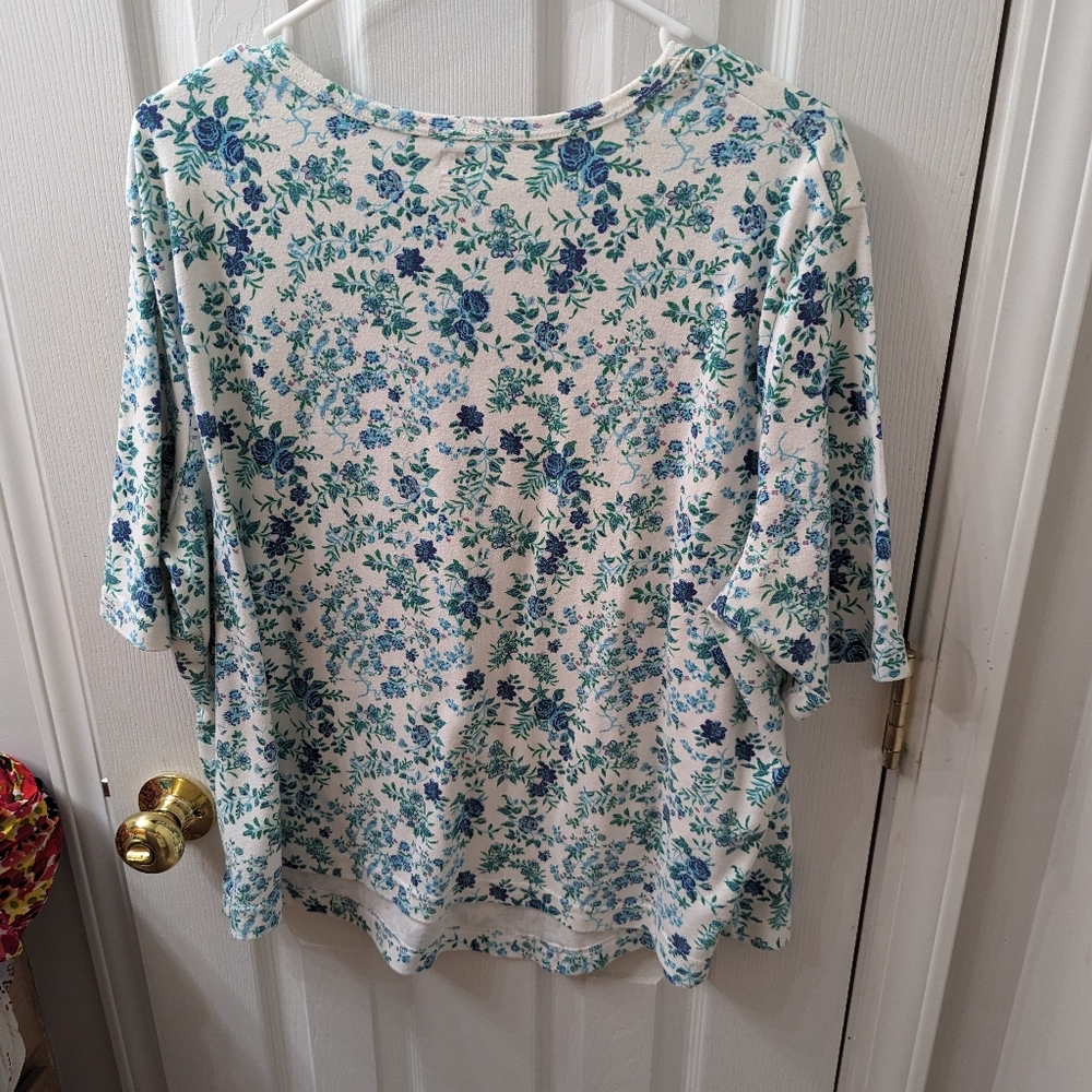 Short sleeve shirt, white with blue flowers,BFA classic. 2 x,Plus size